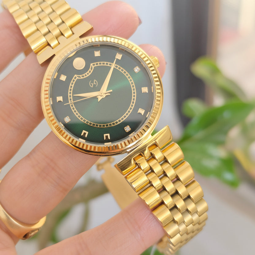 Elegant gold Women's Watch with Diamond-Set Numerals and European chain for luxurious feel
