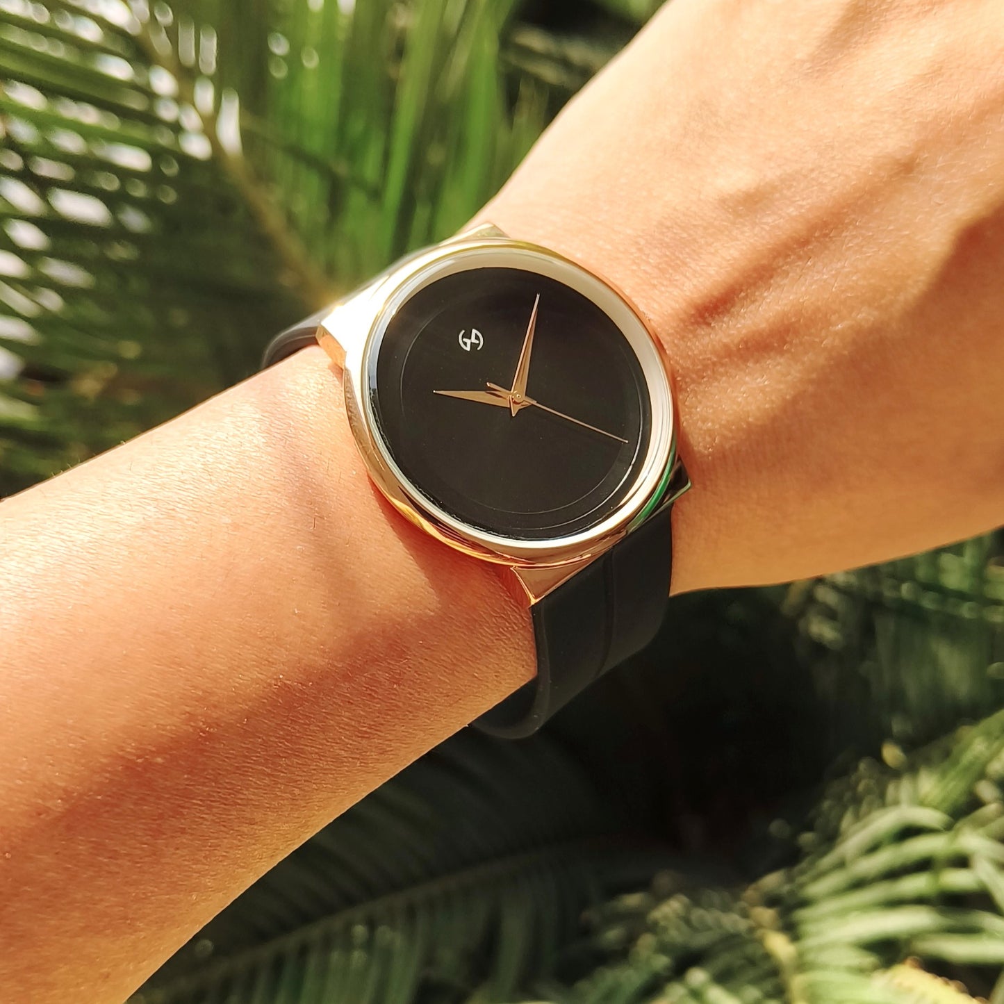 Unisex large dial watch with magnetic closure in rose gold case with black color strap