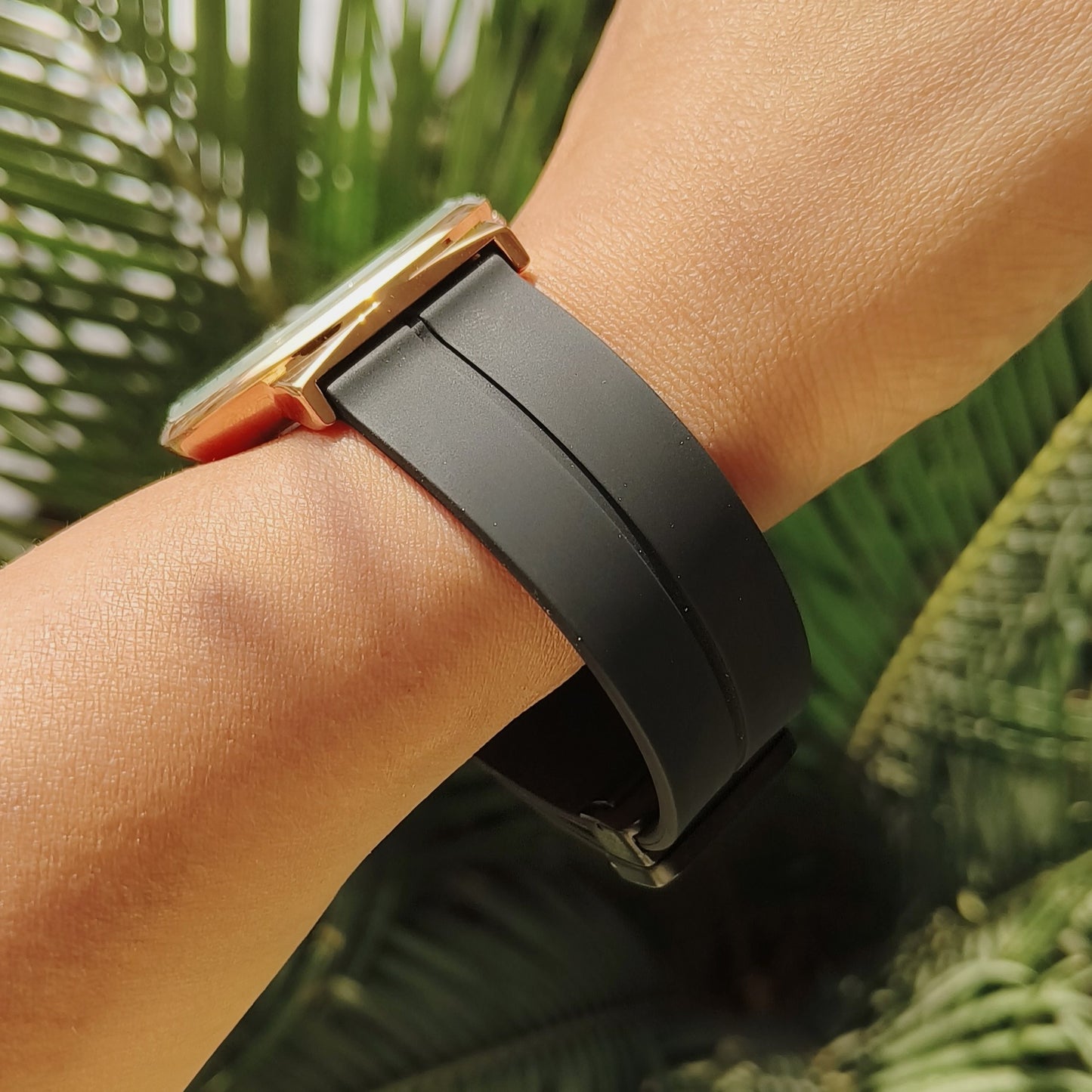 Unisex large dial watch with magnetic closure in rose gold case with black color strap