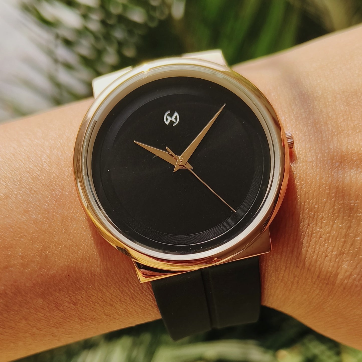 Unisex large dial watch with magnetic closure in rose gold case with black color strap