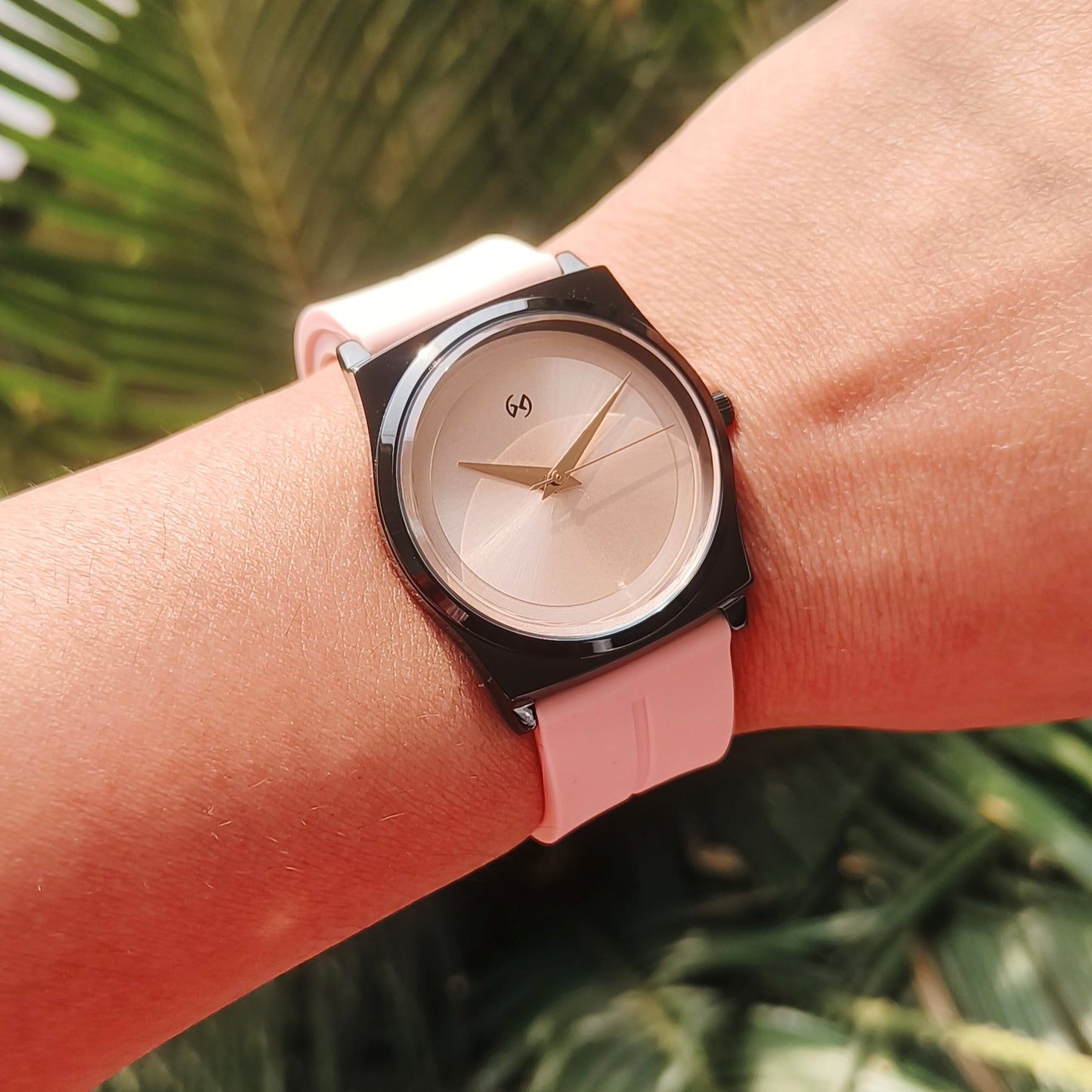 Super ptetty and absolute stunner in peachy pink shade silicone watch with magnetic closure (strap washable)