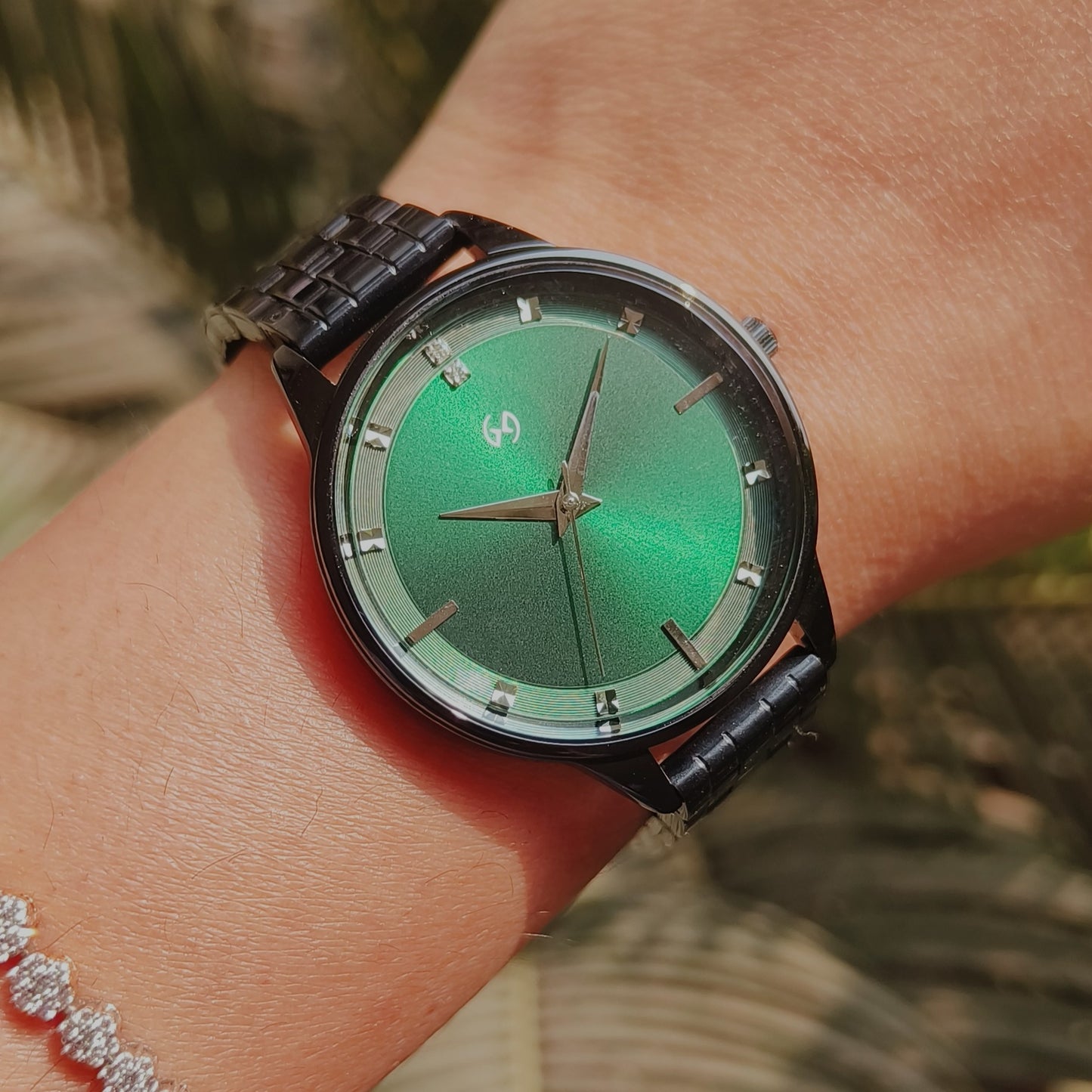 Trending soft chain black watch with deep green dial