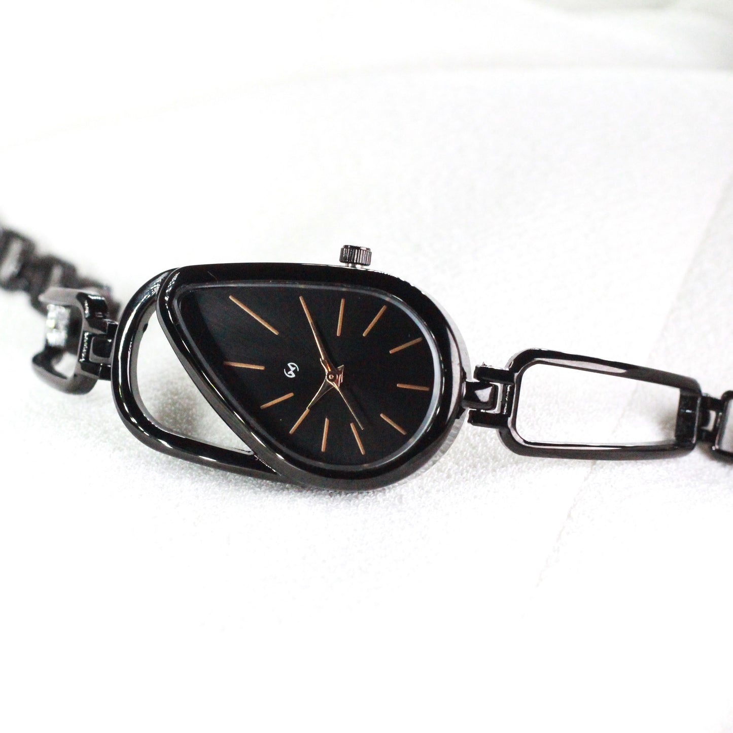 Bestseller Rectangular case Women black watch with contrasting number in rosegold