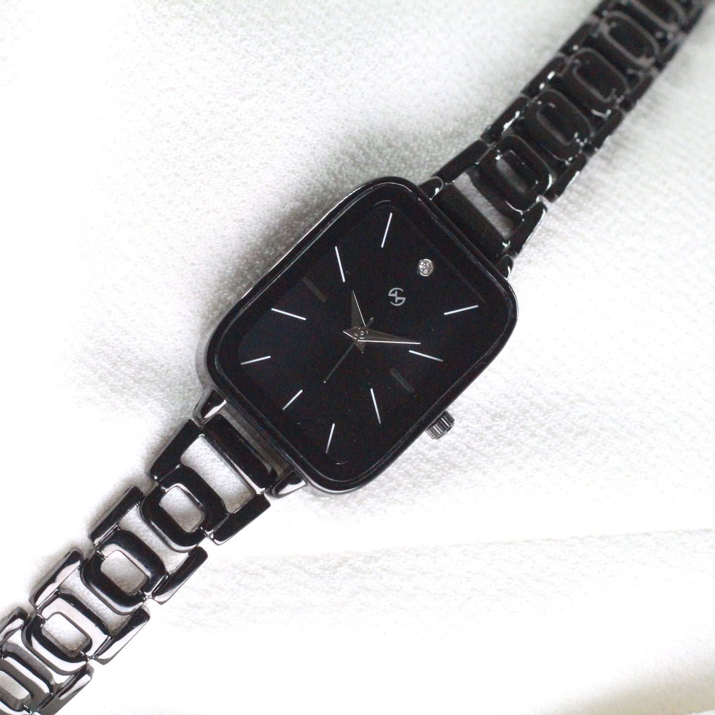 Bestseller Rectangular case Women black watch with contrasting number in silver