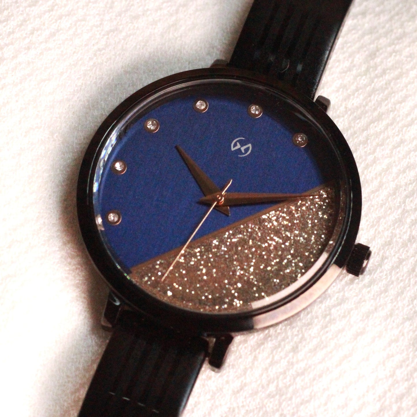 Dual tone shimmering blue dial with black bangle perfect for daily and party wear