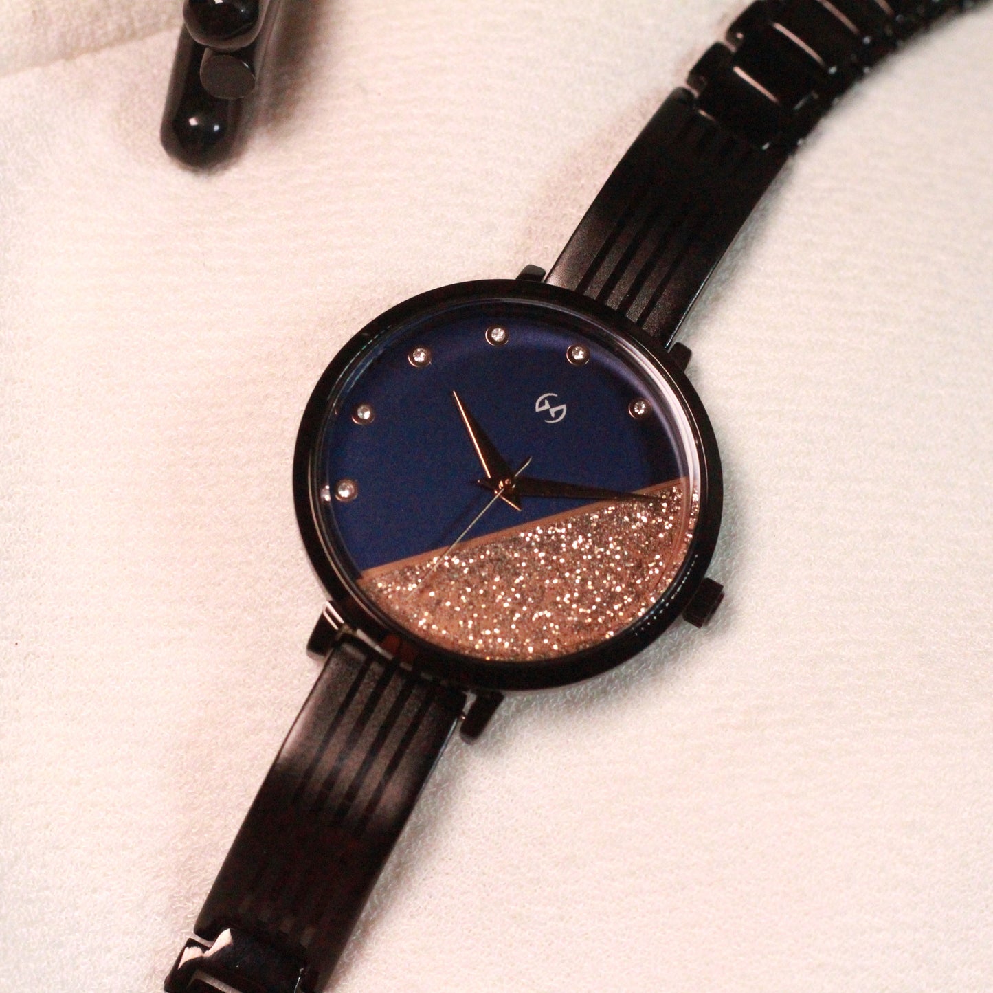 Dual tone shimmering blue dial with black bangle perfect for daily and party wear