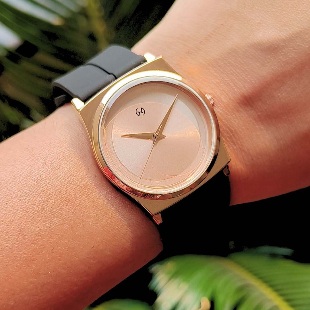 New black silicone watch for women with magnetic closure and rose gold case