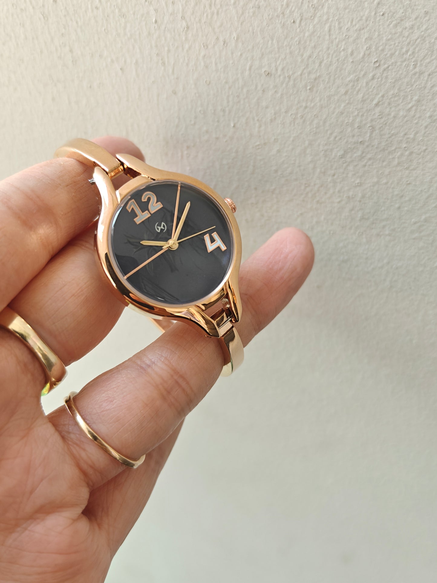 Stylish Rose Blue Kada Watch for Women – Modern, Elegant & Comfortable