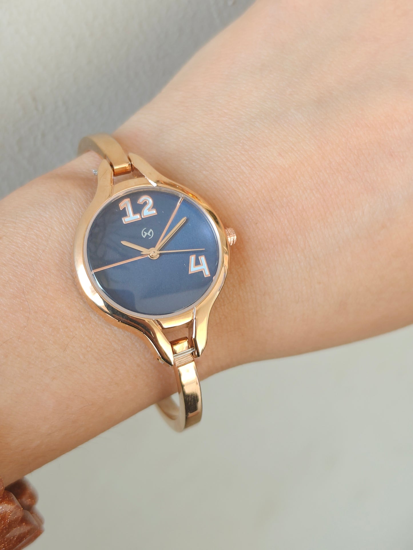 Stylish Rose Blue Kada Watch for Women – Modern, Elegant & Comfortable