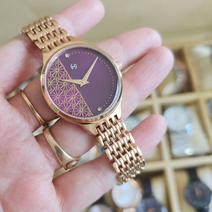 DEEP PLUM DIAL WITH HALF SIDE EMBOSSED RANGOLI PATTERN IN ROSE GOLD WITH 5  SLEEK 5 LINK CHAIN IN ROSE GOLD