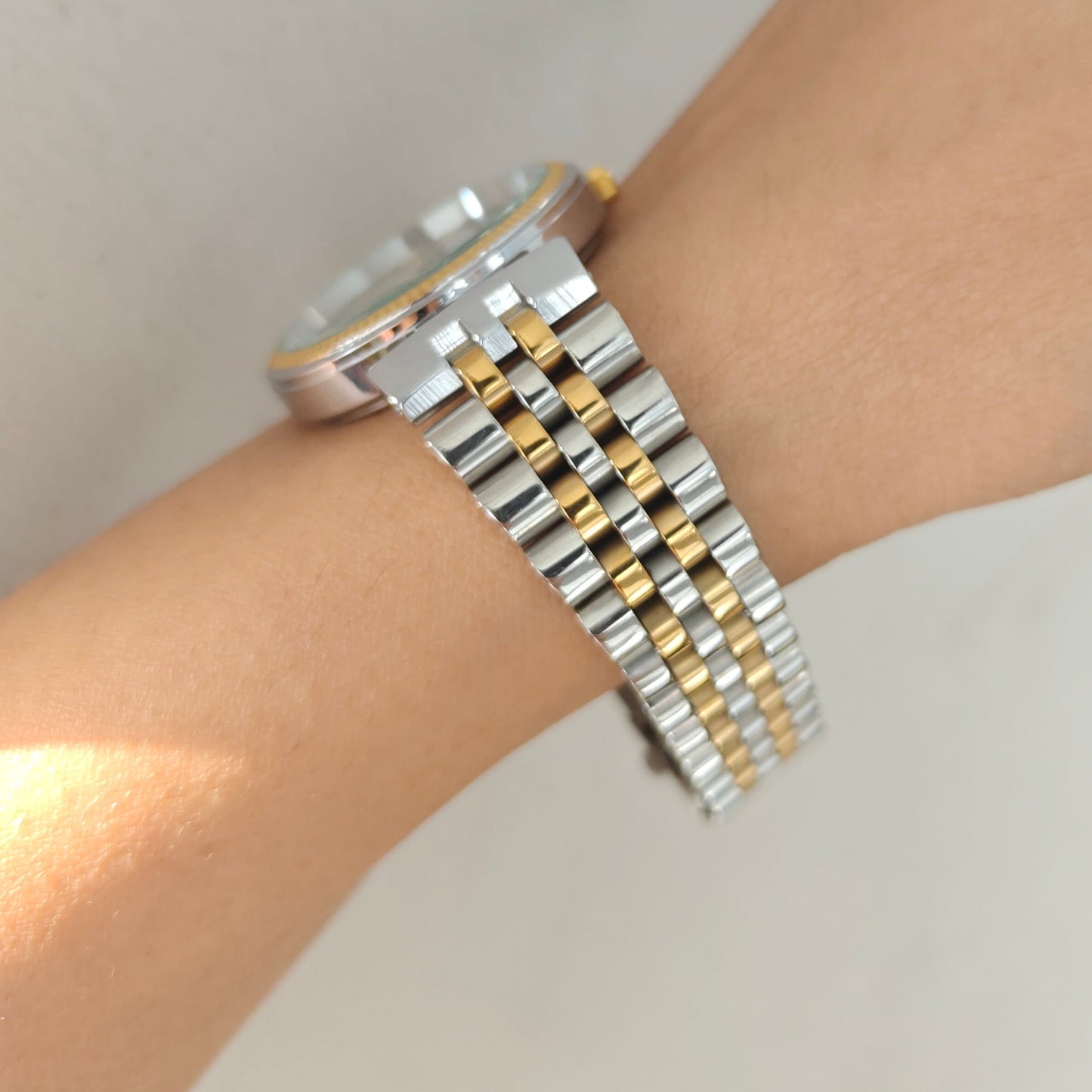 Elegant gold Women's Watch with Diamond-Set Numerals and European chain for luxurious feel