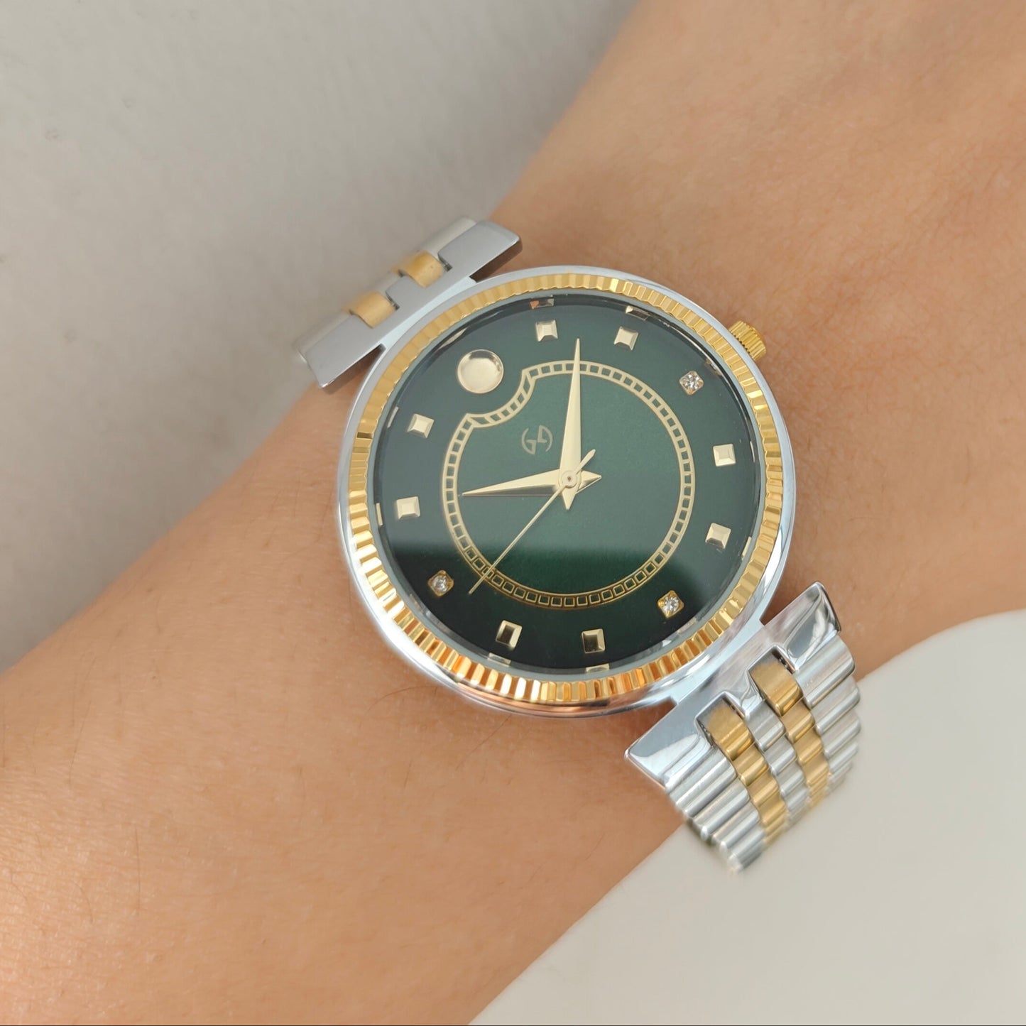 Elegant gold Women's Watch with Diamond-Set Numerals and European chain for luxurious feel