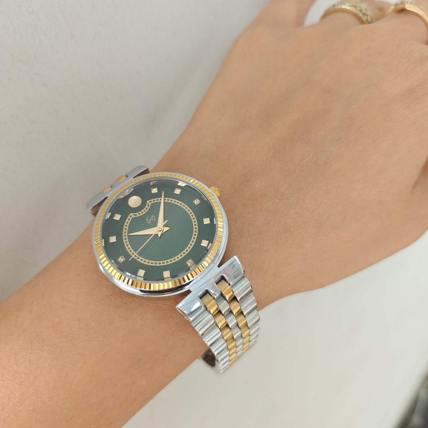 Elegant gold Women's Watch with Diamond-Set Numerals and European chain for luxurious feel