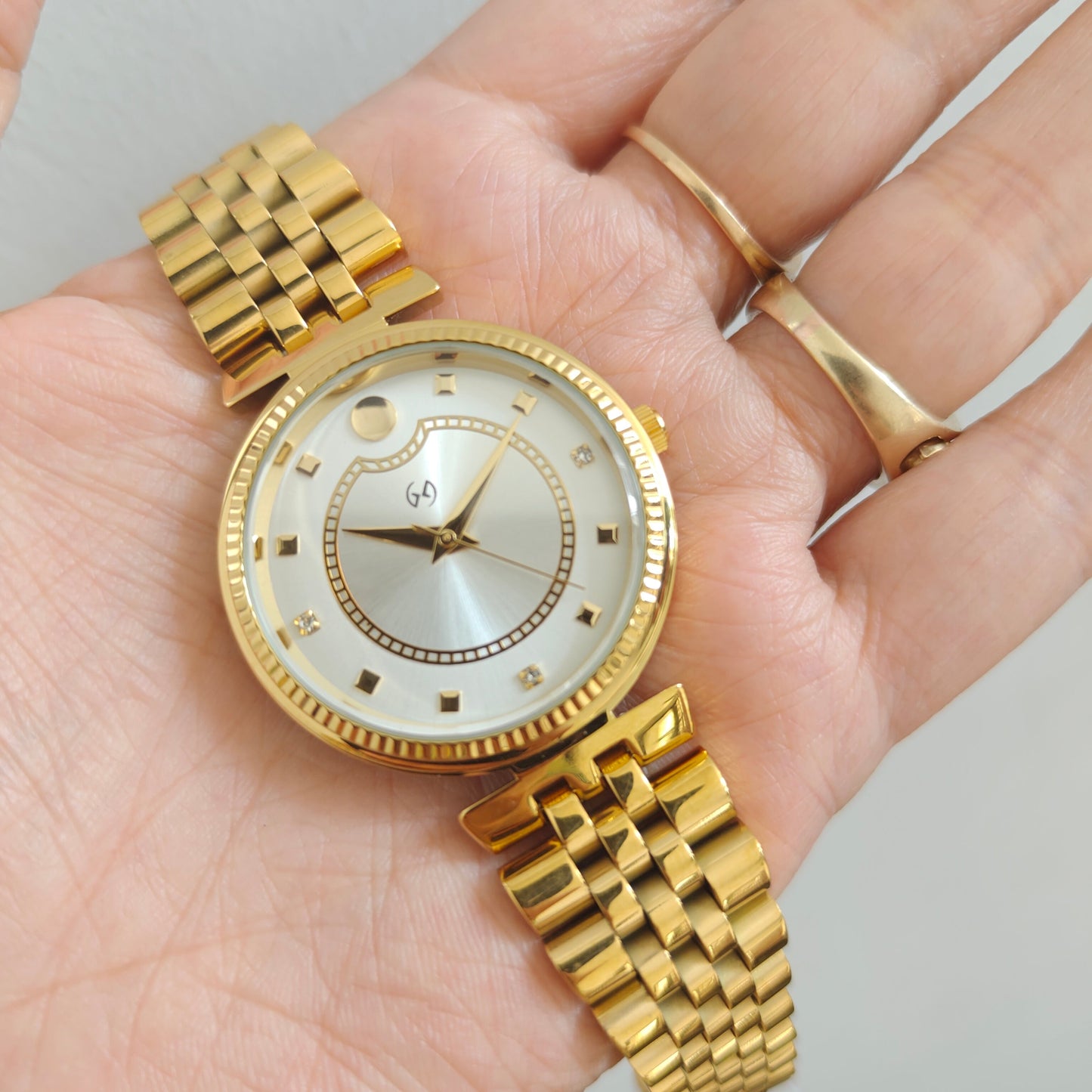 Elegant gold Women's Watch with Diamond-Set Numerals and European chain for luxurious feel