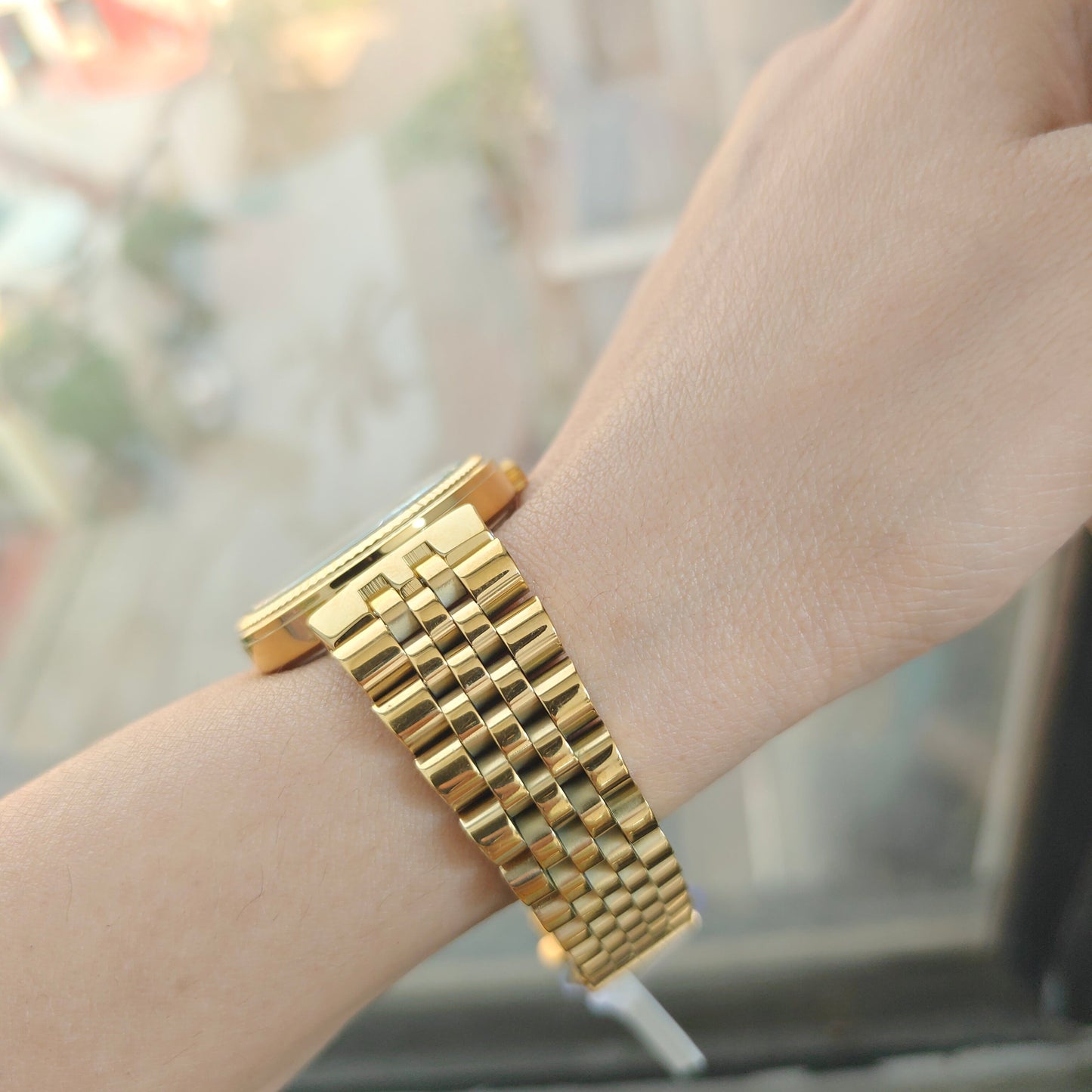 Elegant gold Women's Watch with Diamond-Set Numerals and European chain for luxurious feel