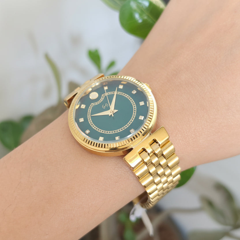 Elegant gold Women's Watch with Diamond-Set Numerals and European chain for luxurious feel