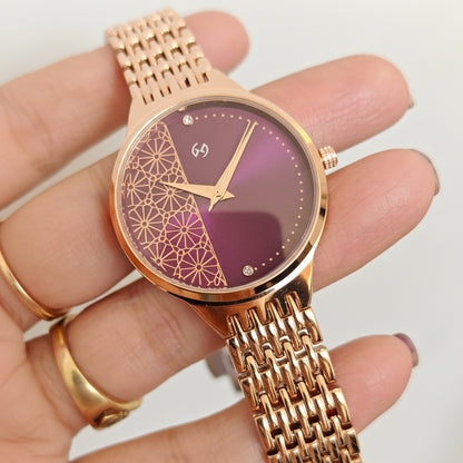 DEEP PLUM DIAL WITH HALF SIDE EMBOSSED RANGOLI PATTERN IN ROSE GOLD WITH 5  SLEEK 5 LINK CHAIN IN ROSE GOLD