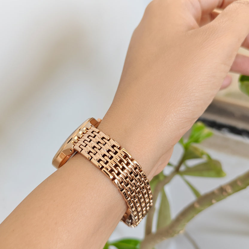 DEEP PLUM DIAL WITH HALF SIDE EMBOSSED RANGOLI PATTERN IN ROSE GOLD WITH 5  SLEEK 5 LINK CHAIN IN ROSE GOLD