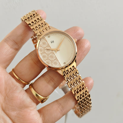 WOMEN WHITE DIAL WATCH WITH HALF SIDE EMBOSSED RANGOLI PATTERN IN ROSE GOLD WITH 5  SLEEK 5 LINK CHAIN IN ROSE GOLD