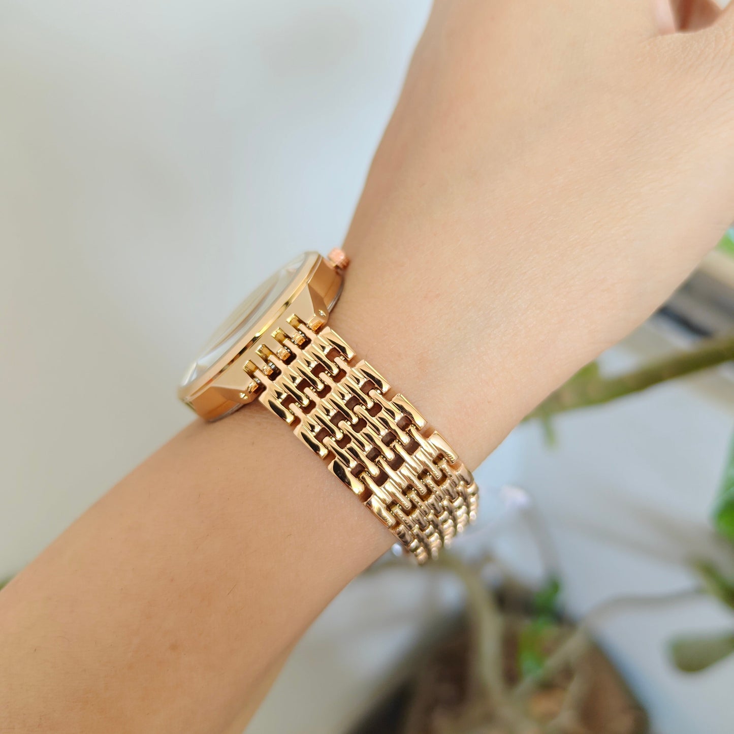 WOMEN WHITE DIAL WATCH WITH HALF SIDE EMBOSSED RANGOLI PATTERN IN ROSE GOLD WITH 5  SLEEK 5 LINK CHAIN IN ROSE GOLD