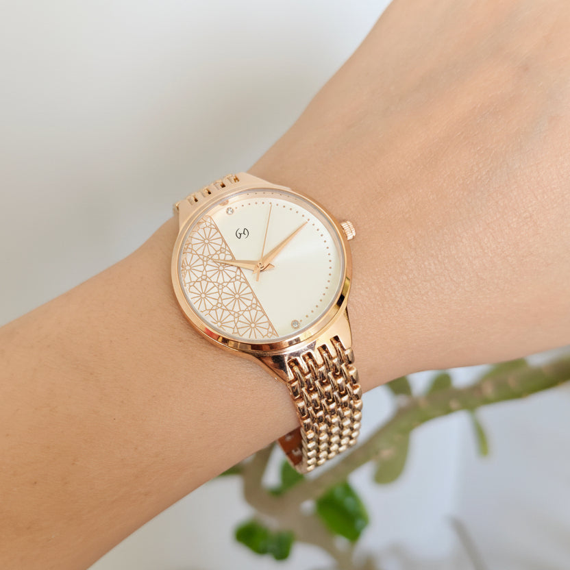 WOMEN WHITE DIAL WATCH WITH HALF SIDE EMBOSSED RANGOLI PATTERN IN ROSE GOLD WITH 5  SLEEK 5 LINK CHAIN IN ROSE GOLD