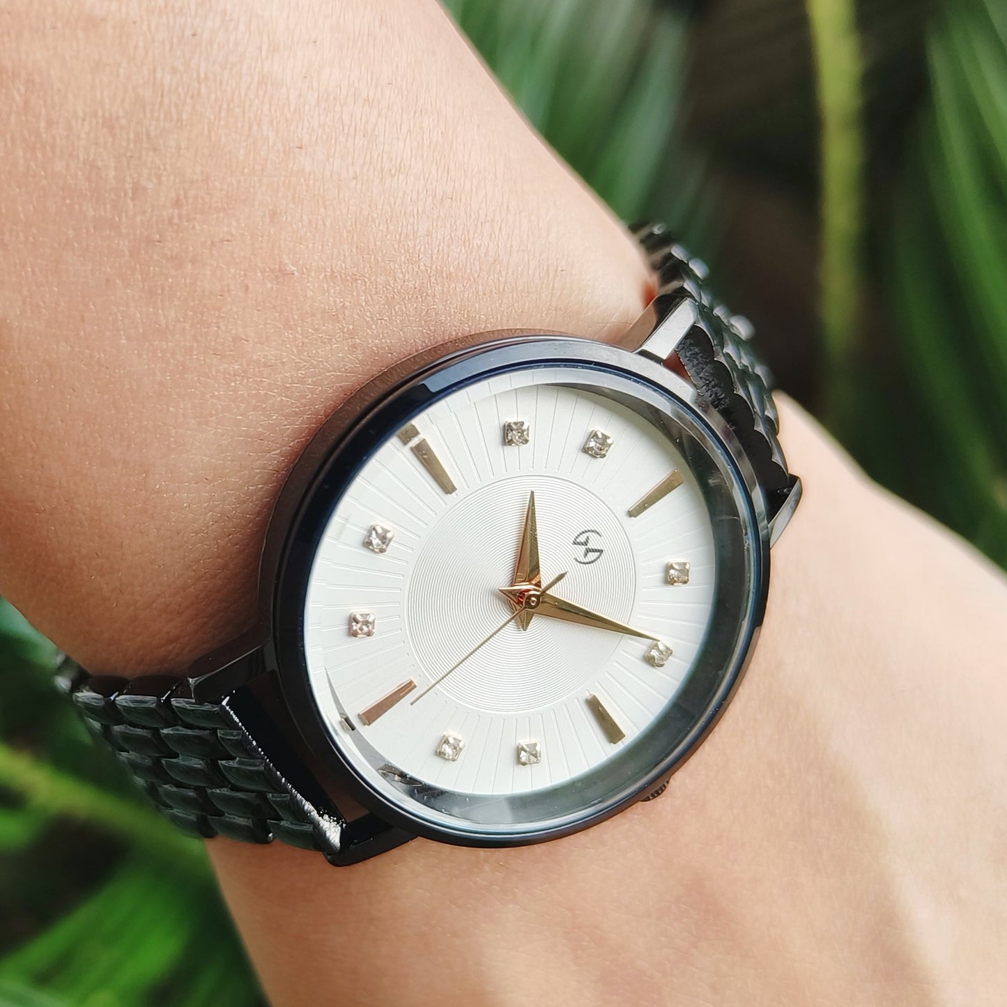 The black beauty with embellished and textured dial featuring European style chain for women in white dial