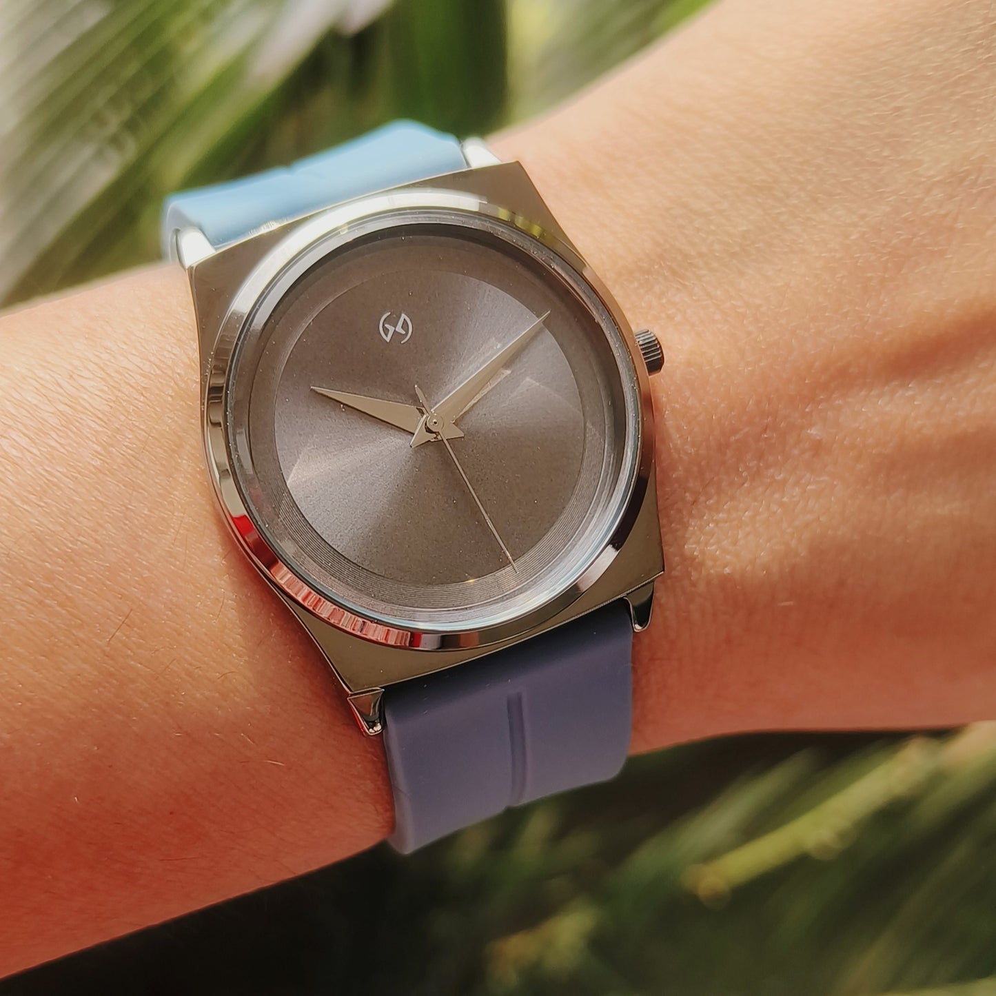 Casual grey dial watch with magnetic closure in grey case with blue strap