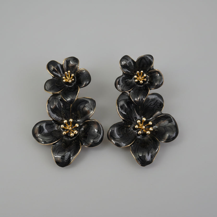 Super pretty enamel floral earrings with real detailing for women in black